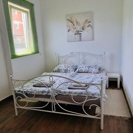 Apartman Lena Tusilovic Buitenkant foto