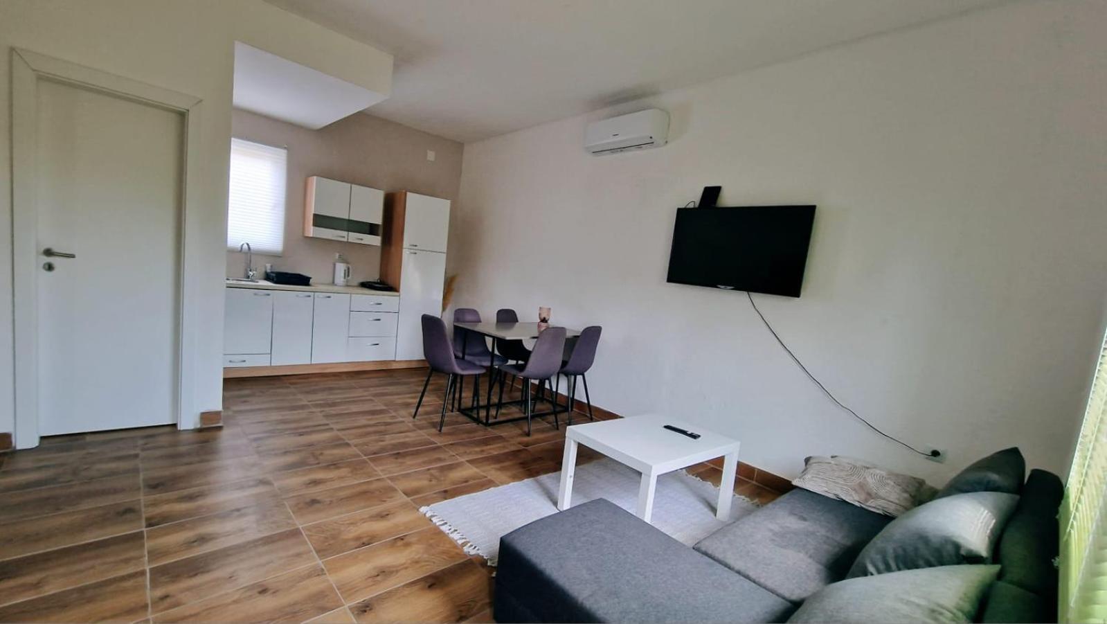 Apartman Lena Tusilovic Buitenkant foto