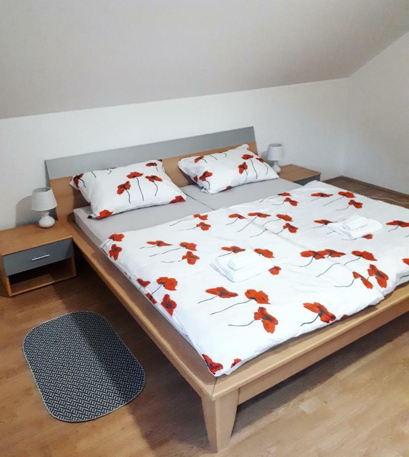 Apartman Lena Tusilovic Buitenkant foto
